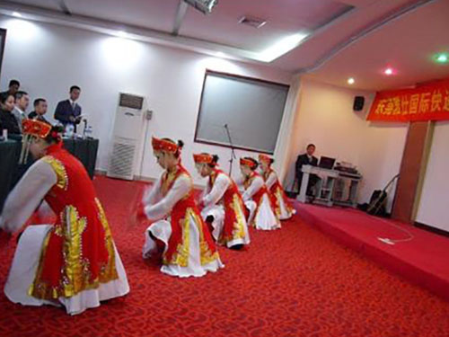 多才多艺的东莞市雅仕快递员工在年终会上的表演